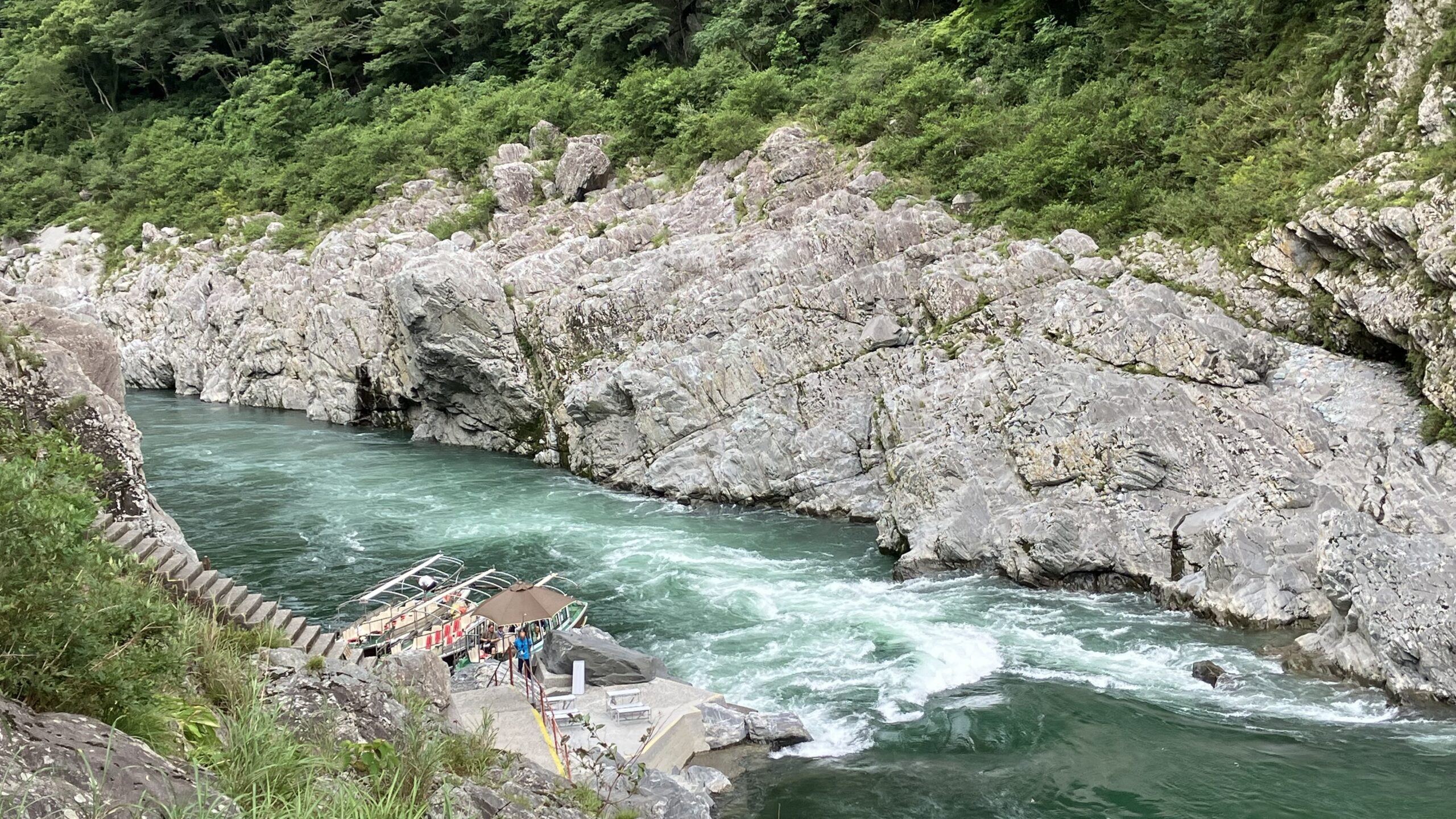 正面の岩