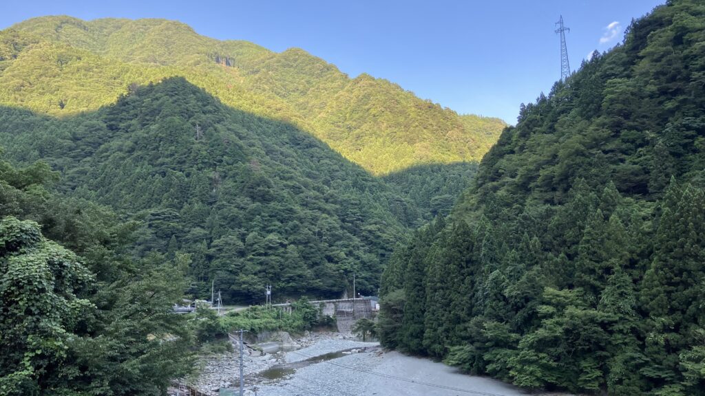 栗寄の大カーブと山の影