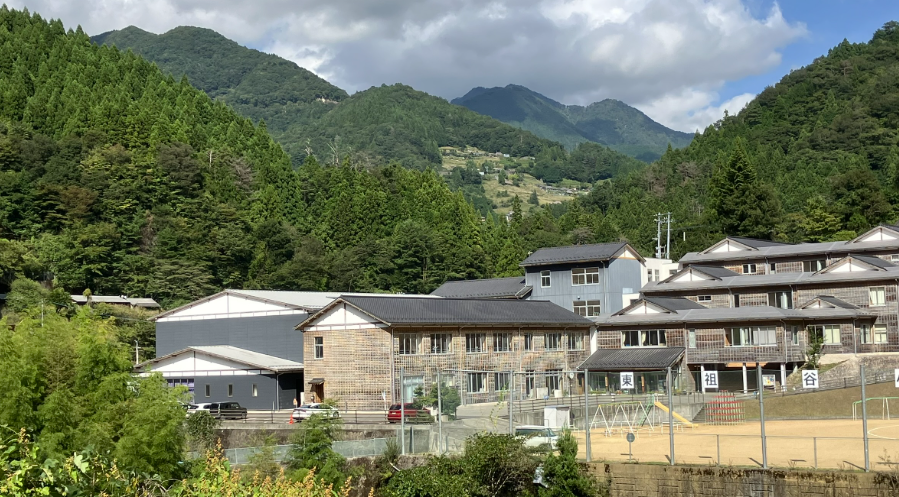 東祖谷小中学校と落合集落