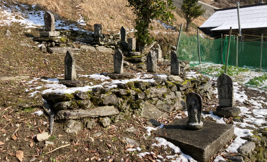 祖谷の観光/落合集落/お墓のある風景