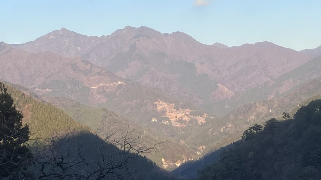 天上の林道からの景色/落合集落と矢筈