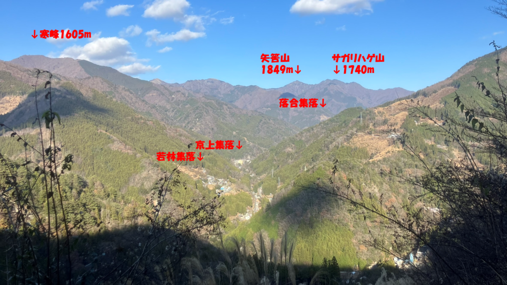 天上の林道からの景色/祖谷川沿いの山と集落