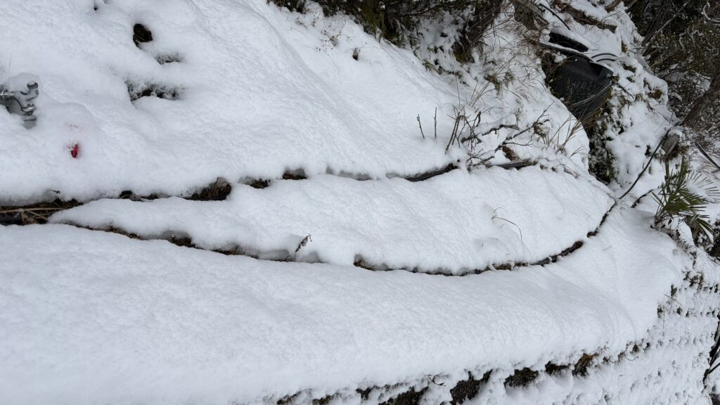 祖谷の風景/雪の中の上水ホース