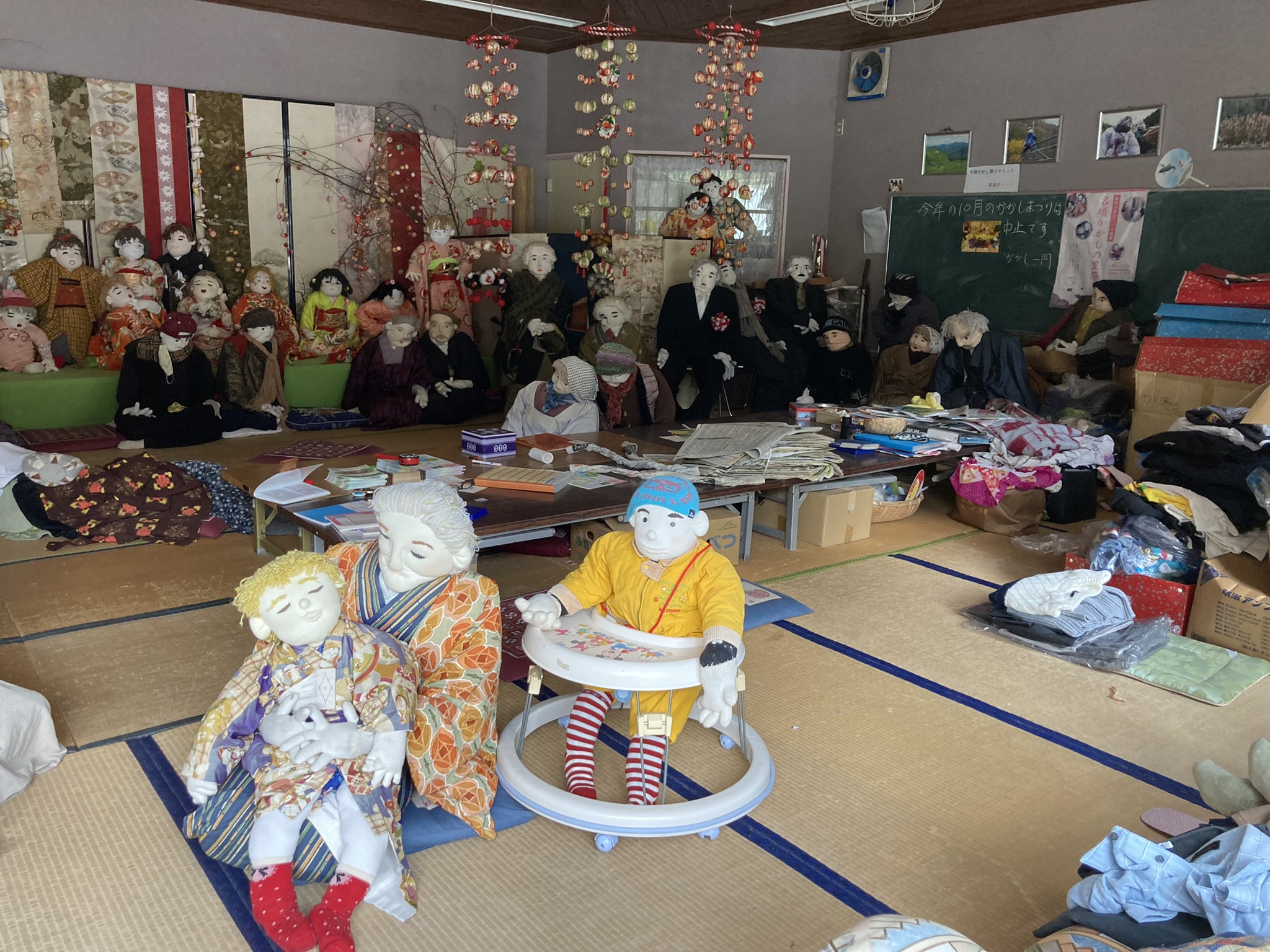 赤ちゃんを抱っこするおばあちゃんのかかし