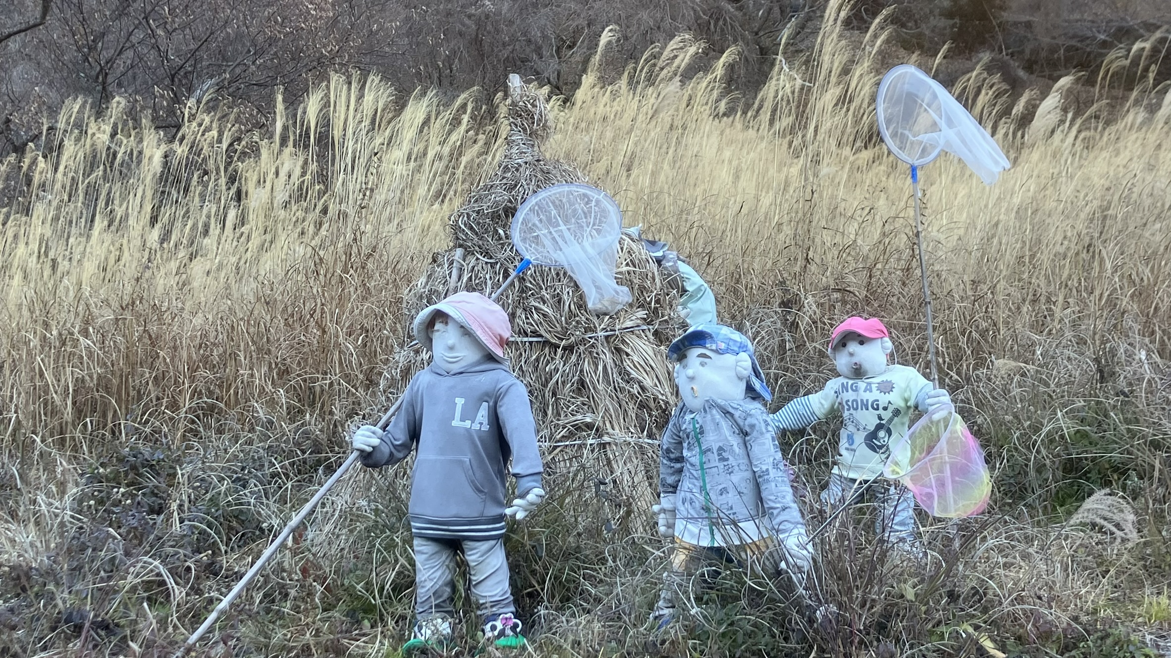 虫取りをする子供たちのかかし