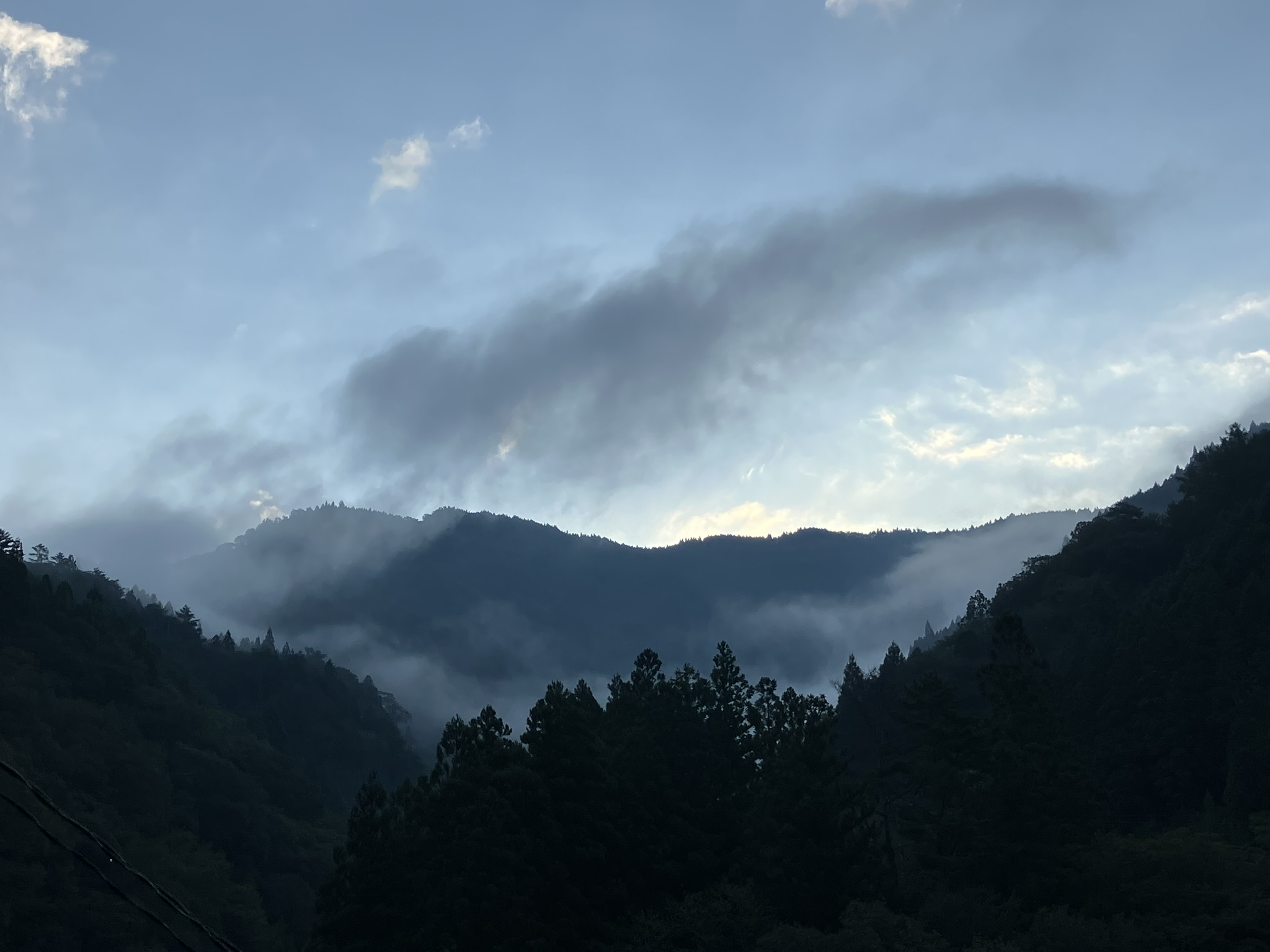 窓からの山の風景