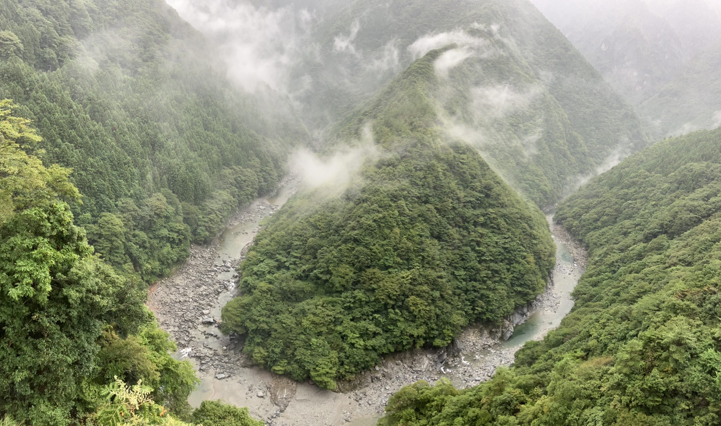 山霧にむせぶひの字渓谷