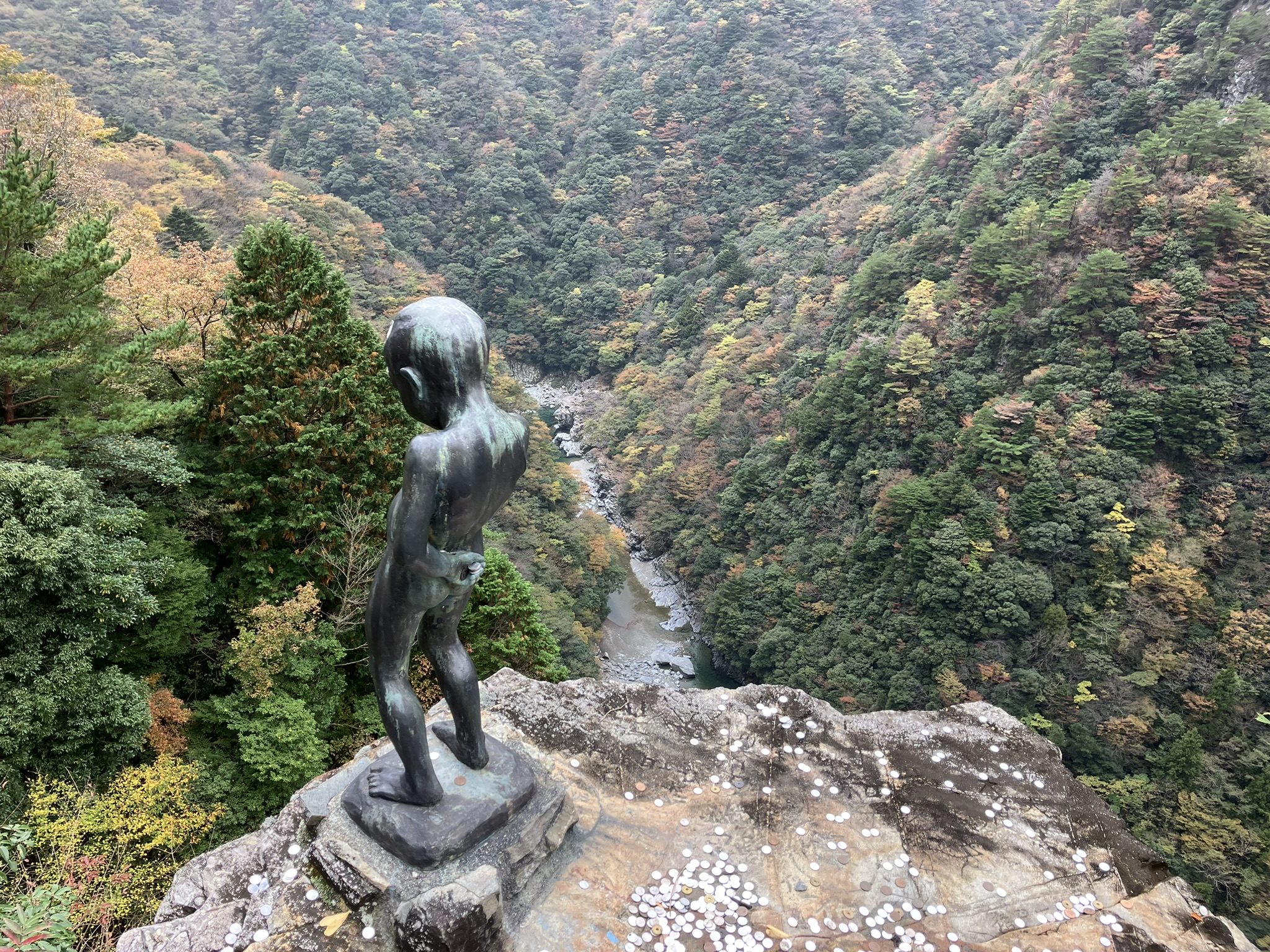 断崖絶壁に立つ小便小僧