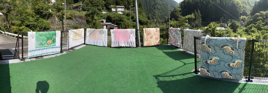 自慢の車庫上で布団を干している様子