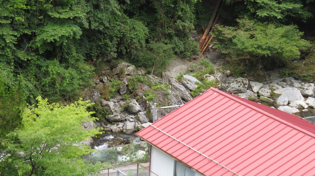 川の落石