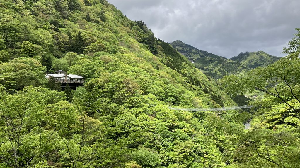 龍宮橋と龍宮コテージ管理棟
