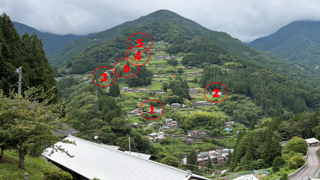 落合集落と茅葺屋根の家の位置