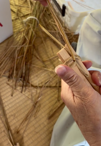 火ぃに入れる奴の作り方(その9)/左手で押さえていた方も形を整える