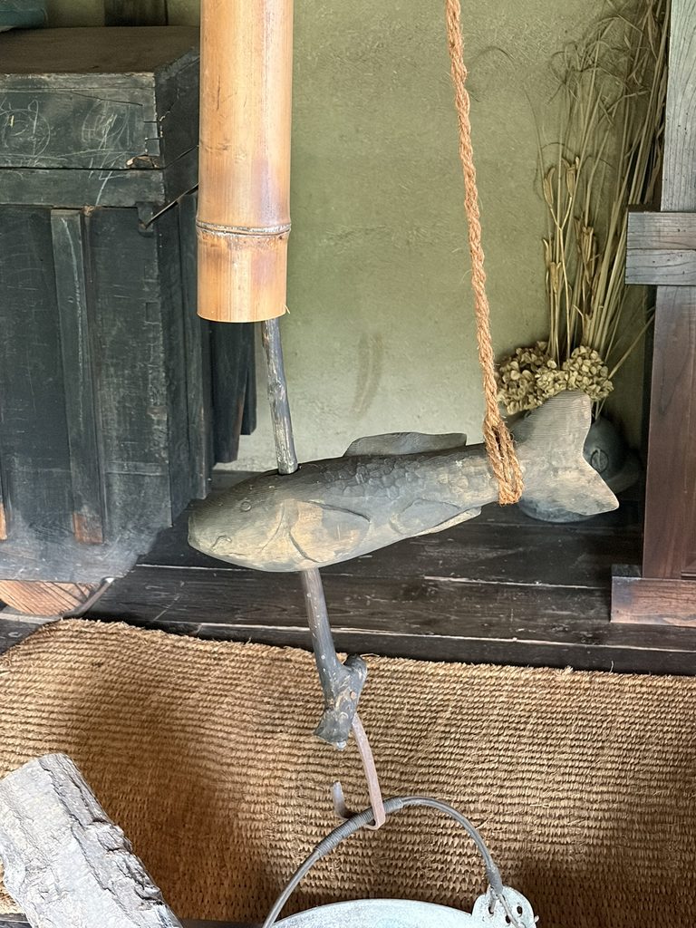 魚がかたどられた囲炉裏の横木