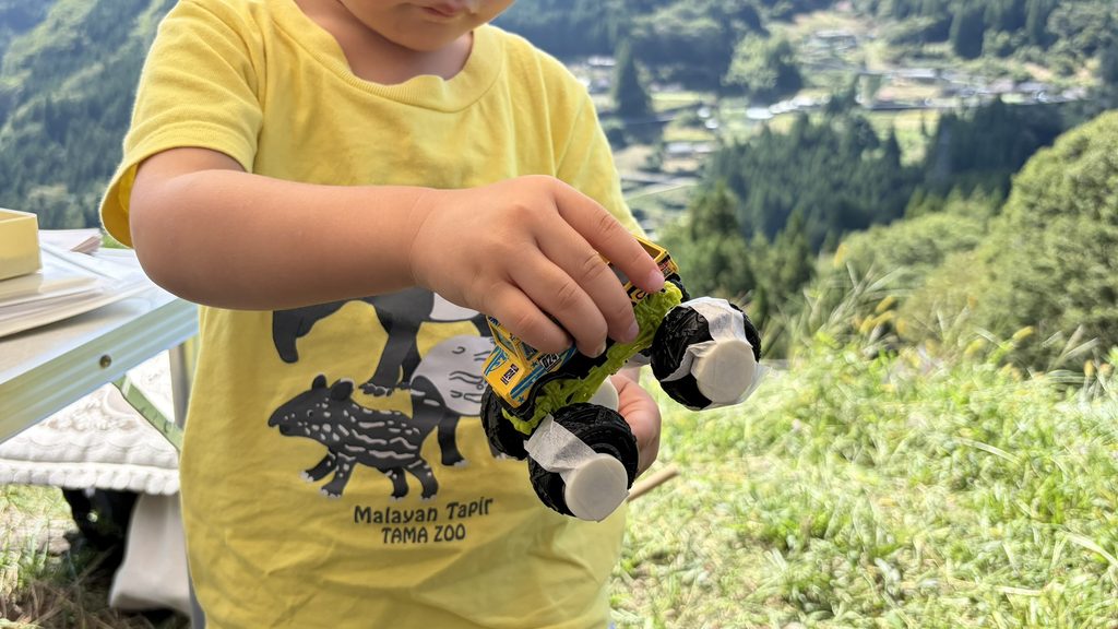 絆創膏をした自動車