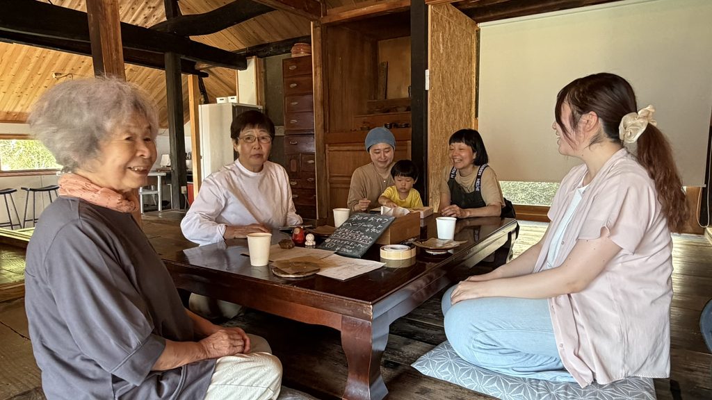 談笑する人たち