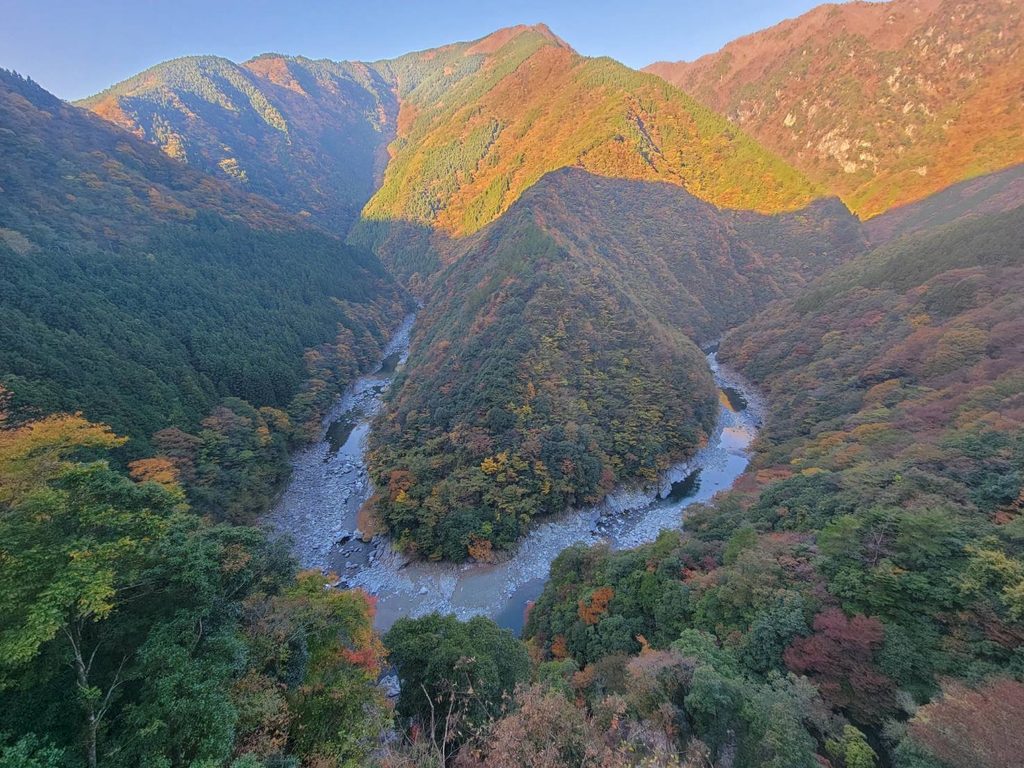 中津山の影がうつる国見山